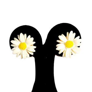 1960s Vintage White And Yellow Larger Daisy Flower Clip Earrings Sarah Coventry